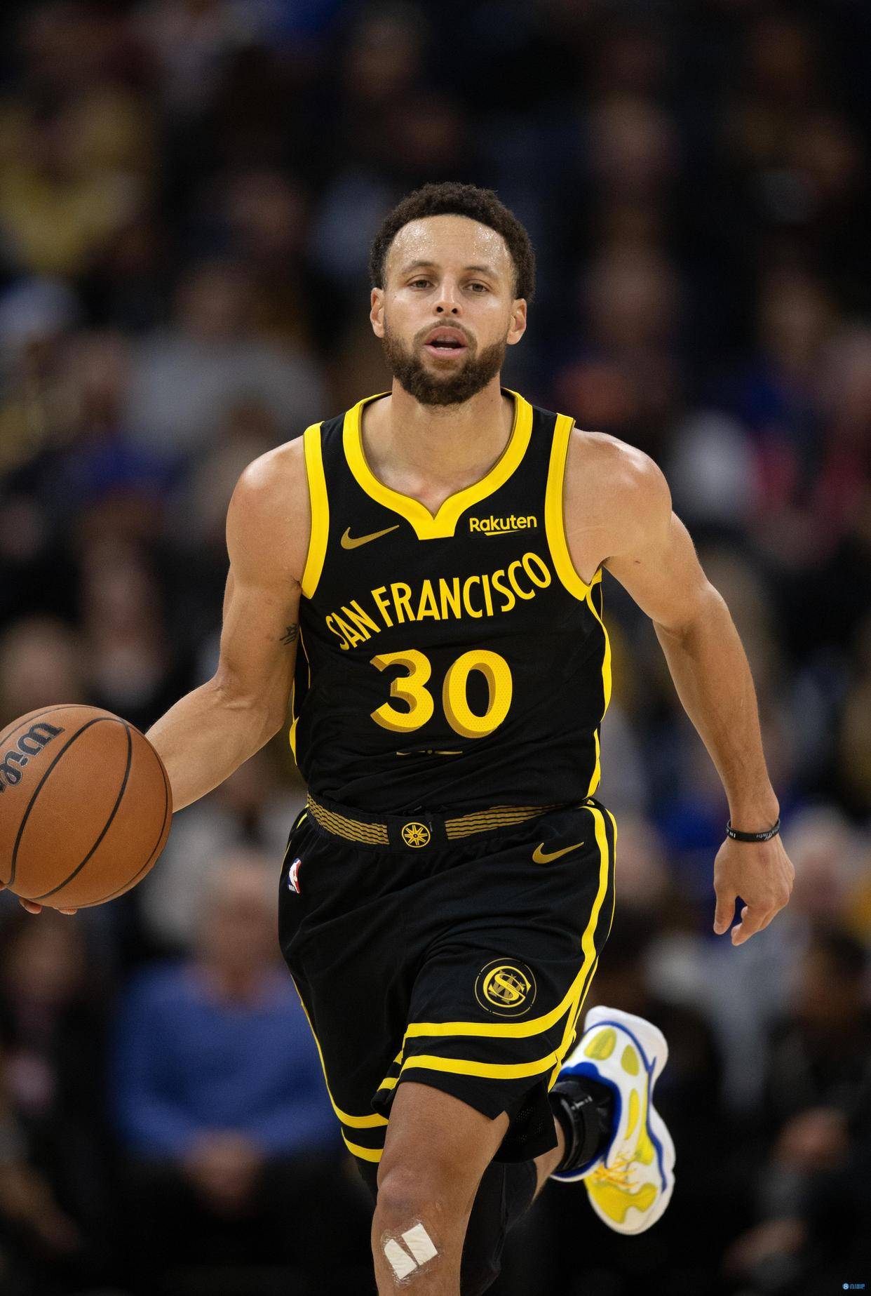 媒体人晒视频：赛后蒯纪闻安慰山东U20球员，很有大将风度（媒体人晒赛后画面：蒯纪闻安慰山东U20队员，尽显领袖气质）