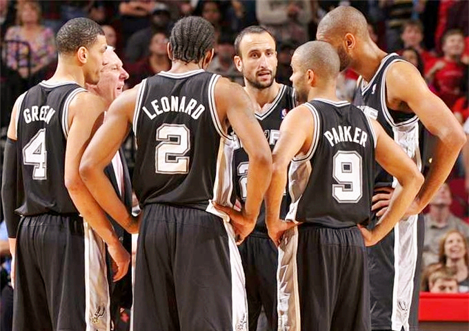 詹姆斯关键时刻稳住全队（关键时刻詹姆斯力挽狂澜稳住球队）