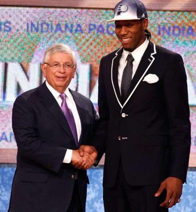 青岛西海岸晒视频：把口号带到诺坎普，老外喊“战斗青岛队”（青岛西海岸发布视频：口号响彻诺坎普，外国球迷高喊“青岛队，战斗！”）