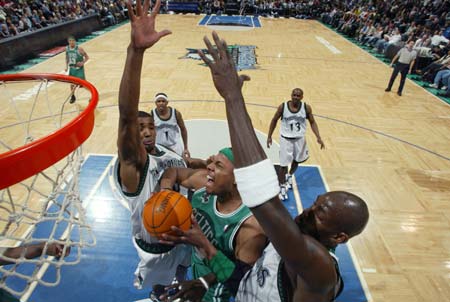 波兰媒体：莱万收到米兰、沙特和美职联报价，米兰愿签约两年（波媒：莱万获米兰、沙特球队和MLS报价，AC米兰愿提供两年合同）