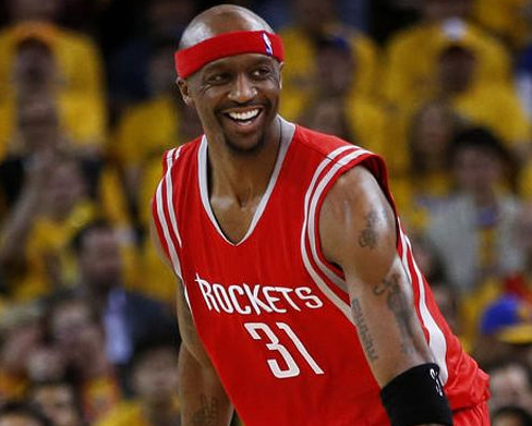 皇家马德里更衣室的紧张局势，意外缺席：“这真是个烂借口！”（皇马更衣室火药味升级，突发缺席引爆不满：“这借口太烂了！”）