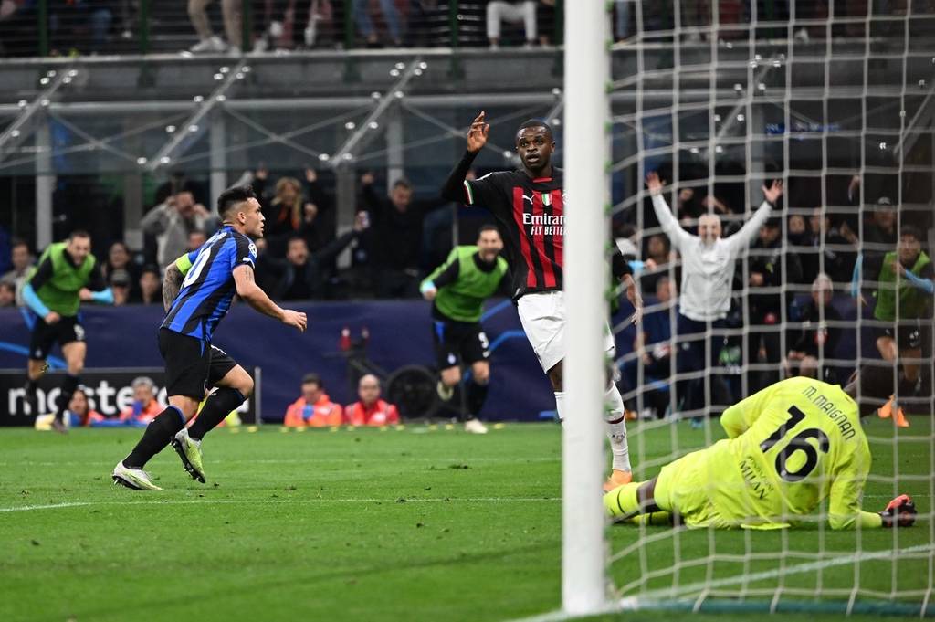 记者：曼联有意阿贾克斯17岁中场乔西-莫基奥（记者称曼联有意引进阿贾克斯17岁中场乔西-莫基奥）