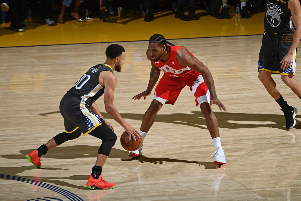 0-2大冷门！14亿豪门主场轰然倒下5轮1胜两大边后卫染红+中卫重伤（0-2爆冷！身价14亿豪门主场折戟，近5轮仅1胜，双边后卫染红+中卫重伤）