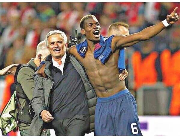 记者：职业联赛颁奖礼时隔6年恢复，拟于12月12日在上海举行（记者：职业联赛颁奖典礼暌违六年将回归，计划12月12日于上海举办）