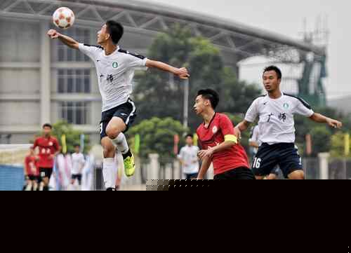 太开心了，马斯切拉诺赛后发布会上遭球员们啤酒浴“突袭”（赛后发布会大欢乐：球员突袭为马斯切拉诺献上啤酒浴）