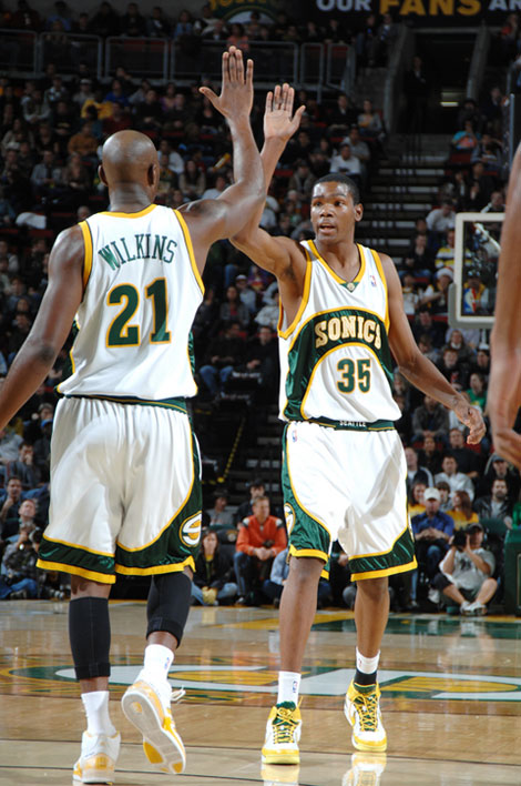 伊涅斯塔：佩德里不必成为我，希望他未来达到更高水平（伊涅斯塔：佩德里无需做我的翻版，期待他未来更上一层楼）