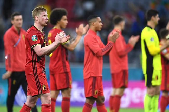 弗兰克：中国非常自由和安全，商品非常便宜，菜味道出奇地好（弗兰克：中国既自由又安全，物价实惠，菜品出奇好吃）