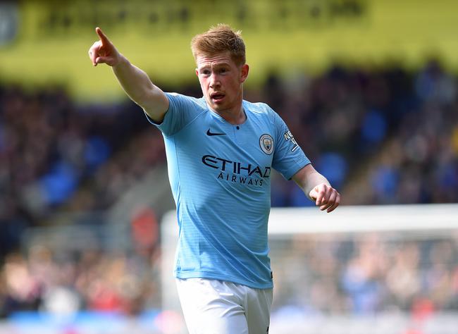 荷甲半场：梅尔韦尔德破门，肖蒂尔建功，兹沃勒2-1海伦芬（荷甲半场战报：兹沃勒2-1领先海伦芬，梅尔韦尔德破门、肖蒂尔建功）